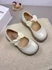 Sapatos pretos de couro para estudantes meninas 2026 novo estilo primavera e outono sapatos de sola única estilo britânico sapatos de princesa infantis de sola macia sapatos de performance