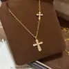Popular collar con colgante de cruz europeo y americano para mujer, cadena versátil de doble cruz para la clavícula con circonita, diseño de nicho