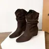 Novas botas femininas curtas estilo deserto com bico fino, botas femininas da moda com salto grosso plissado outono/inverno 2026, Dr de sola grossa. Botas Martens para mulheres