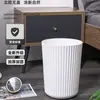 Papelera de plástico grande con diseño de rayas para el hogar, creativa, sin tapa, para dormitorio, cocina y baño