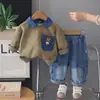 Conjunto de Ropa de Otoño para Niños 2026 Nuevo Estilo Ropa para Bebé Niño Elegante Primavera y Otoño Ropa Infantil Sudadera con Estampado Integral Cuello de Mezclilla Conjunto de Dos Piezas Moderno