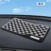 Panel de instrumentos de automóvil almohadilla antideslizante fuerte adsorción resistente a altas temperaturas decoración de coche estándar metálico almohadilla antideslizante placa de matrícula