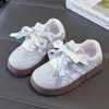 Zapatos Planos de Moda para Niños 2026 Primavera/Otoño Nuevos de Velcro de Caña Baja Zapatillas de Tabla Suela Suave Estudiante Versátiles Deportivos Casuales