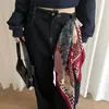Pañuelo Rojo Estampado Estilo Étnico Vintage para Mujer, Pañuelo de Cintura Estampado de Diseño Único con Acabado de Lujo, Pañuelo Cuadrado Pequeño de Moda