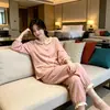 Pijama feminino de novo estilo com design texturizado e babados, adequado para primavera e outono, com mangas compridas, um visual doce e fofo, e pode ser usado como um conjunto de duas peças para uso interno e externo.