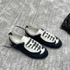 Tênis de couro preto e branco da moda para mulheres, com sola macia, leve, estilo retrô, respirável, calçados esportivos casuais versáteis