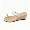 Sandalias de Cuña de Tacón Medio para Mujer para Uso al Aire Libre en Verano 2026, Adecuadas para Combinar con Vestidos, con Tiras de Dedo del Pie con Pedrería y Diseño Abierto en la Punta