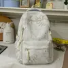 Mochila estilo universitário azul gelo claro com padrão escuro em formato de coração, com alças de ombro largas ajustáveis para alunos do ensino fundamental II e médio