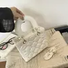 Bolsa Pequena Acolchoada de Luxo para Mulheres 2026 Nova Tendência Moda Versátil para o Dia a Dia Bolsa de Ombro Único Luxo Leve Estilosa