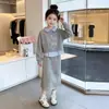 Conjunto de Roupa de Primavera para Meninas: Conjunto de Duas Peças: Moletom Estilo Coreano de Manga Longa Falso Duas Peças e Saia Versátil