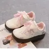 Tênis infantis de sola macia, nova coleção primavera/verão 2026, tênis de treino alemães estilosos e versáteis para meninas, com designs fofos de gato e peixe, e o moderno estilo "Forrest Gump"