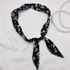 Colar com lenço de seda pequeno estampado vintage estilo francês para mulheres, versátil para primavera e verão, pode ser usado como lenço de pescoço, elástico de cabelo ou acessório para amarrar e decorar, com design fino e estreito