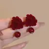Pendientes de Flor de Terciopelo Rojo para Mujer 2026 Nuevo Estilo Únicos y Hermosos Pendientes de Alta Gama Pendientes Festivos de Otoño e Invierno Año Nuevo