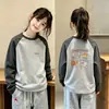 Camiseta de manga larga para niños con diseño de patchwork, nuevo estilo 2026, capa interior de forro polar cepillado para niñas, top de cuello redondo