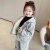 Conjunto Espeso con Forro de Polar y Bolsillo de Oso Estilo Coreano para Niñas Otoño Invierno 2026 Nueva Moda Infantil Conjunto de Dos Piezas para Niña Pequeña