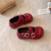 Zapatos Nuevos de Cuero Rojo para Niñas Primavera 2026 Zapatos de Suela Suave para Bebé Zapatos de Princesa Zapatos de Princesa Retro para Niños Pequeños Modernos