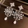 Brincos de agulha prateada com pingentes de flor de pérola cravejados de diamantes, brincos de estilo étnico vintage boêmio, joias de nicho únicas e estilosas