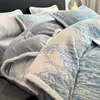 Juego de Cama de Cuatro Piezas de Terciopelo Tallado de Gama Alta Lujo Ligero Sentido de Gama Alta Ropa de Cama de Terciopelo de Leche Superficie de Coral Grueso Sábana Funda de Edredón
