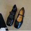 Sapatilhas rasas estilo retrô francês para mulheres, nova coleção outono 2026, bico redondo, sola plana, sapatos Mary Jane rosa com design de tira única