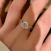 Nuevo Anillo de Huevo de Paloma Corona de Lujo para Fiesta para Mujeres, Lujo Ligero Exquisito Ins Fresco Dulce Versátil Joyería al por Mayor