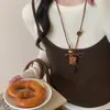 Nuevo collar colgante de oso y estrella con cuentas de madera, cadena para suéter de lujo ligero vintage de alta gama, accesorio elegante lindo y versátil
