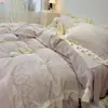 Estilo Renda Estilo Princesa Esculpido Leite Fleece Conjunto de Quatro Peças Totalmente Fosco Espessado Quente Adicionado Capa de Edredom Fleece Estilo Creme Lençol de Cama
