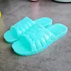 Chinelos de verão para mulheres, design de cristal, adequados para uso doméstico, estilo simples, antiderrapantes para banheiro e chuveiro, leves, sandálias de interior, chinelos de plástico de verão