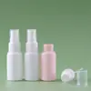 En stock suministro botella de plástico PE con spray de 30 ml botella de plástico con tapa abatible para uso diario botella de spray oscura de hombros redondos