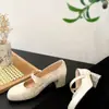 Súper suaves~Nuevos zapatos de tacón grueso estilo chino para mujer, adecuados para combinar con cheongsam y Hanfu, zapatos Mary Jane blancos bordados en seda con punta cuadrada