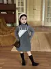 Otoño 2026 Nuevo Estilo Coreano Ropa Infantil Niñas Dulce Estilo Mori Vestido de Tirantes Bordado con Adorno de Encaje Triangular en la Correa
