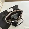 Bolsos transfronterizos para mujer, nueva colección de otoño 2026, bolsos de axila estilo commuter, diseño minimalista y único, bolsos de hombro al por mayor