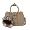 Nova bolsa tote de cor sólida com padrão de lichia 2026, bolsa de mão feminina para o trabalho e casual, com acessórios pendurados, pode ser usada como bolsa transversal ou de ombro