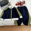 Conjunto Esportivo Masculino Primavera e Outono 2026 Novo Estilo Crianças Pequenas e Médias Jaqueta com Zíper Conjunto de Duas Peças Elegante da Moda Tendência