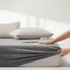 Sábana de terciopelo de leche de color liso para otoño e invierno, pieza individual; cubrecama de vellón de coral cálido y grueso, juego de tres piezas; cubierta de cama antideslizante con forro de vellón