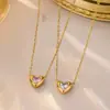 Corrente para clavícula rosa com diamante em forma de coração, estilo ins da moda, zircônia simples, brilhante, corrente de suéter versátil da moda de luxo leve em forma de coração