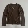 Camiseta de manga larga con cuello en V estilo coreano para mujer, corte ajustado, camisa básica versátil con decoración de botones, nuevo top transpirable de otoño