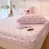 Conjunto de três peças de gaze de camada dupla com toque de algodão para maternidade e infância Classe A, lençol de baixo com elástico, capa de cama, amigável à pele, adequado para bebês, com fronha de estampa floral pequena