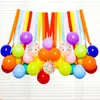 Actividad Escolar Pizarrón de Aula Globos Gruesos Borlas Serpentinas de Papel Cintas Papel Crepé Fondo Colorido Decoración de Pared
