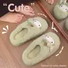 Pantufas fofas com tema de gato para meninas, pantufas de inverno para casa, pelúcia espessa, antiderrapante, design de desenho animado, disponíveis em estoque