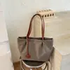 Bolsa de mano tipo tote casual de nailon estilo japonés en bloques de color, fabricante mayorista, nueva moda 2026, bolsa ligera para llevar en la mano y cruzada