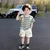 Conjunto súper elegante y guapo de capa con estampado de estrellas y camiseta de manga corta a rayas para niños, nuevos pantalones cortos infantiles de moda para el verano de 2026