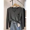 Camiseta chic de manga larga estilo coreano con diseño de botones para mujer, estilo casual de nicho para el día a día, top básico de moda y versátil