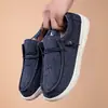Nuevos zapatos de caminar de gran tamaño para hombre con punta ancha, mocasines sin cordones, zapatos de lona ligeros y cómodos en blanco y negro