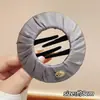 Um grampo de cabelo estiloso e versátil para mulheres, apresentando um design de bico de pato que não pressiona a parte de trás da cabeça, perfeito para criar penteados elegantes no outono e inverno.