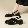 Outono de 2026 Novos Sapatos Femininos Bico Quadrado Salto Bloco Strass Vintage Sapatos Mary Jane Couro Envernizado Sandálias Francesas Sem Costas
