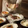 Conjunto de pratos de cerâmica vintage de luxo leve para uso doméstico, incluindo tigelas, pratos, tigelas de arroz, tigelas de sopa, tigelas de macarrão, pratos de jantar e talheres