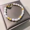 Pulseira de Pérola de Água Doce com Nó Dourado Estilo Novo Verão 2025 Moda Feminina Mais Fácil de Combinar Jóia de Mão Barroca de Luxo Leve de Nicho Mulheres