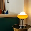 Lámpara de mesa decorativa estilo Bauhaus de la Edad Media Sala de estar Dormitorio Moderna Cálida Lámpara de noche Huevo Tarta Vidrio Escritorio de Estudio