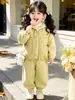 Conjunto de Tres Piezas de Terciopelo Plus para Otoño/Invierno Infantil 2026 Estilo Nuevo Muy Elegante Cálido Estilo Coreano para Niñas Bebé Ropa de Invierno Ropa Infantil