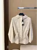 Jaqueta Feminina com Capuz Acinturada, Estilo Corta-Vento, Combinando Funcionalidade para Atividades ao Ar Livre com um Design Fashion de Cintura Marcada 11525